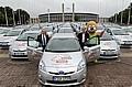 Jürgen Stolze (links), General Manager Öffentlichkeitsarbeit & Presse Toyota Deutschland, übergab vor dem Berliner Olympiastadion 100 Prius an Heinrich Clausen, Geschäftsführer des WM-Organisationskomitees. Foto: Auto-Reporter/Toyota